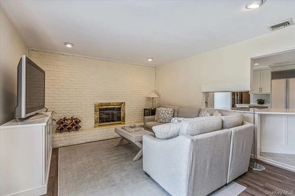 10 Clemson Lane Woodbury, NY 11797