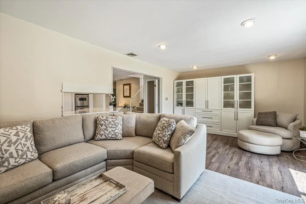 10 Clemson Lane Woodbury, NY 11797