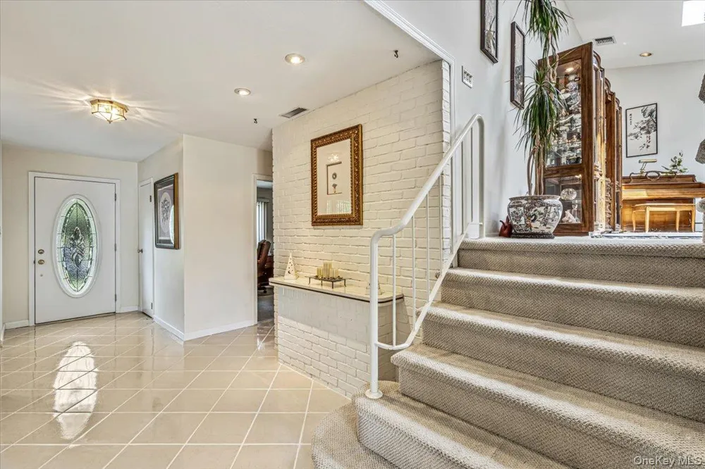 10 Clemson Lane Woodbury, NY 11797
