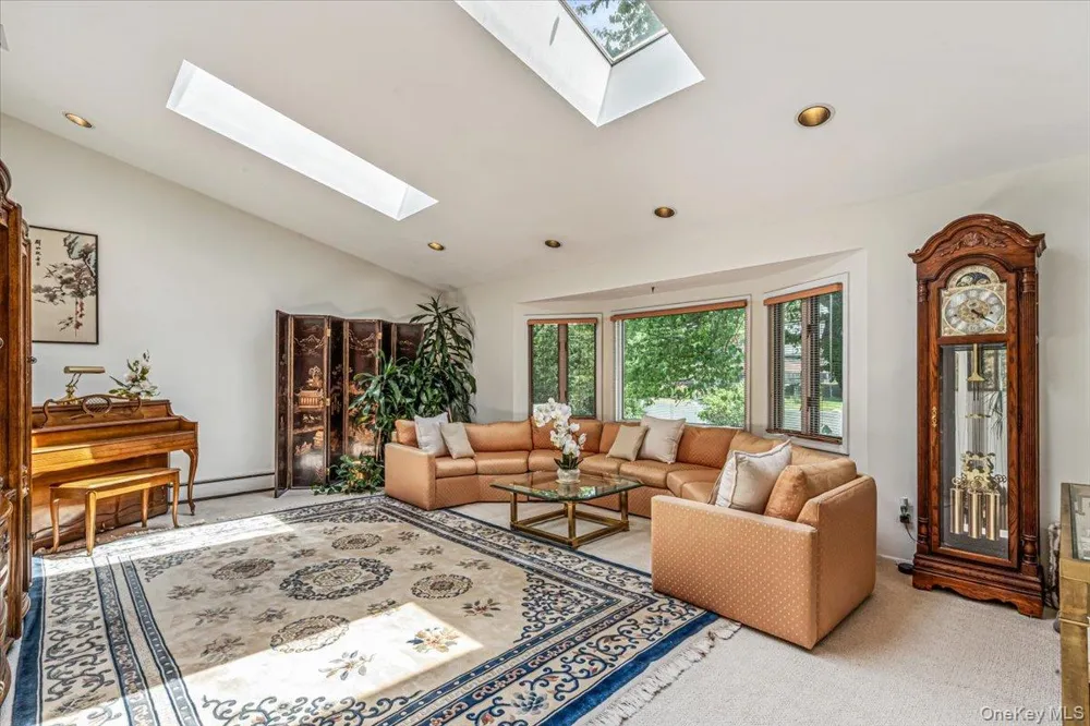 10 Clemson Lane Woodbury, NY 11797