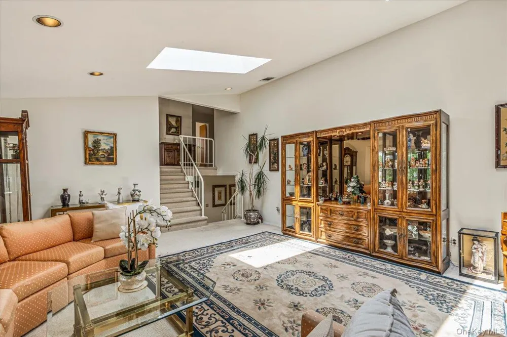 10 Clemson Lane Woodbury, NY 11797