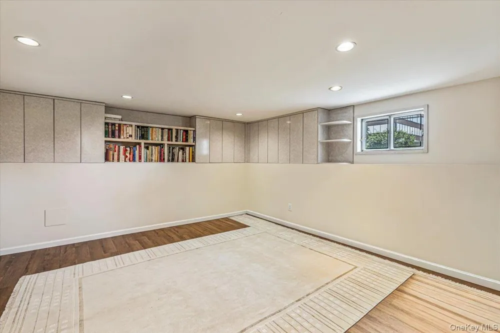 10 Clemson Lane Woodbury, NY 11797