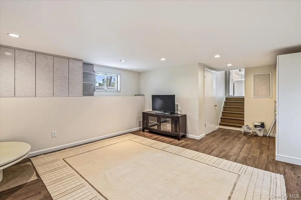10 Clemson Lane Woodbury, NY 11797