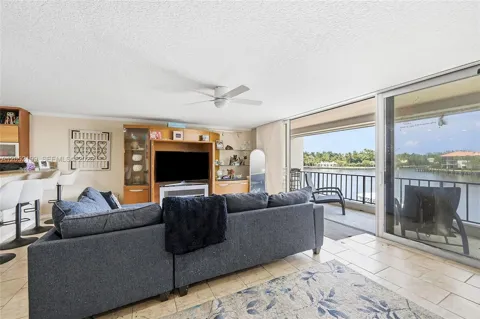 801 Palm Trl #10