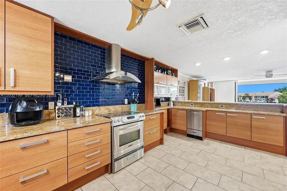 801 Palm Trl #10 Delray Beach, FL 33483