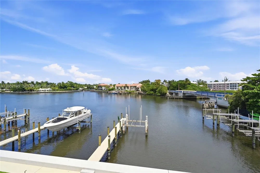 801 Palm Trl #10 Delray Beach, FL 33483
