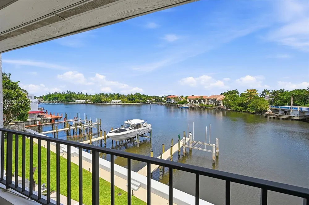 801 Palm Trl #10 Delray Beach, FL 33483