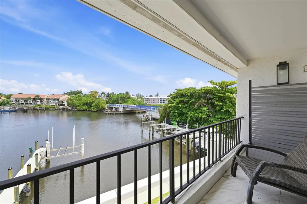 801 Palm Trl #10 Delray Beach, FL 33483