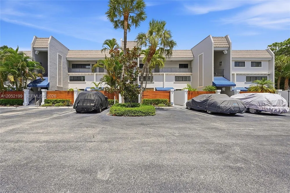 801 Palm Trl #10 Delray Beach, FL 33483