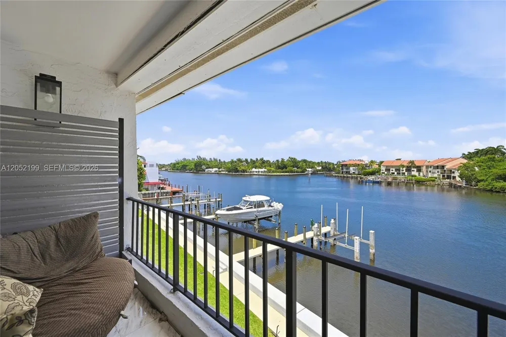 801 Palm Trl #10 Delray Beach, FL 33483