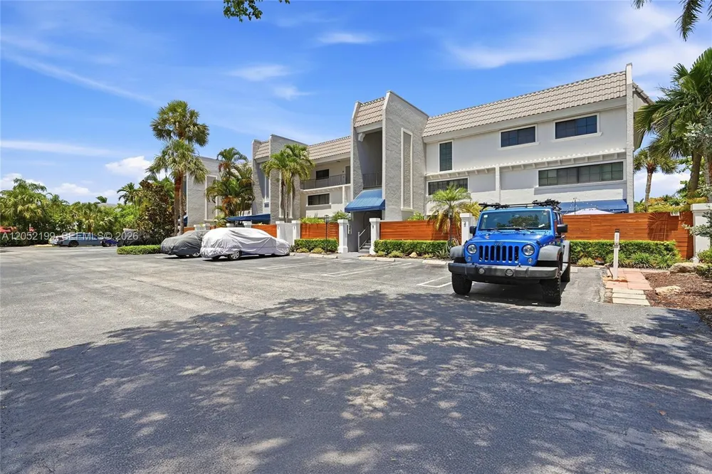801 Palm Trl #10 Delray Beach, FL 33483