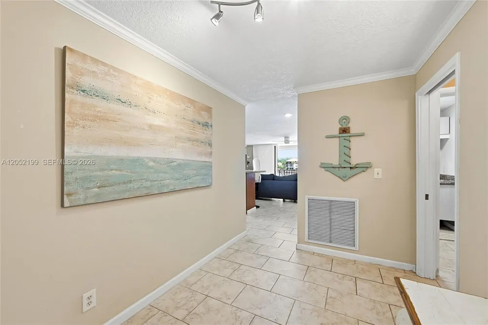 801 Palm Trl #10 Delray Beach, FL 33483