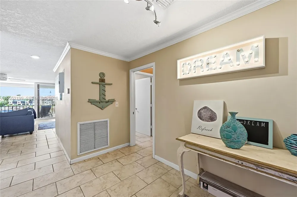 801 Palm Trl #10 Delray Beach, FL 33483