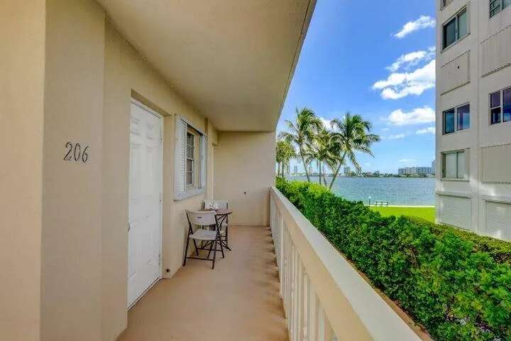 501 LAKE SHORE DRIVE #206 Lake Park, FL 33403