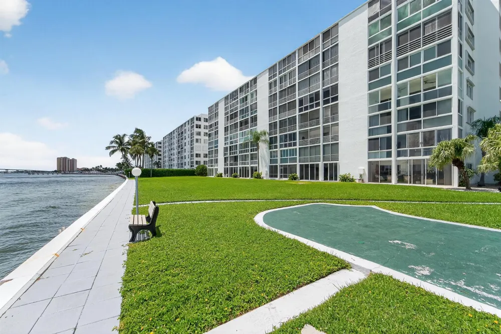501 LAKE SHORE DRIVE #206 Lake Park, FL 33403