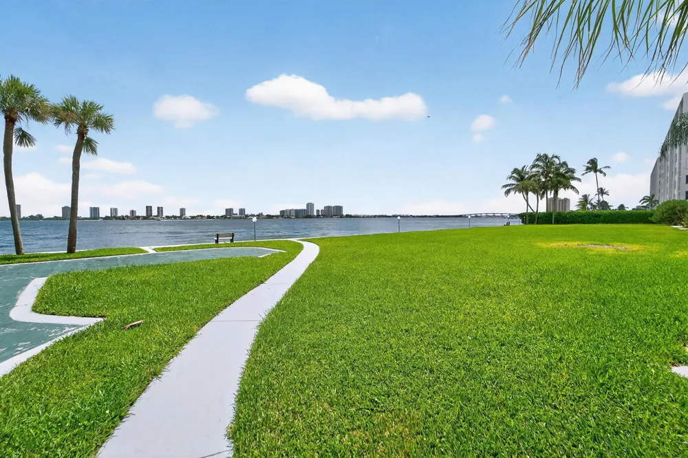 501 LAKE SHORE DRIVE #206 Lake Park, FL 33403