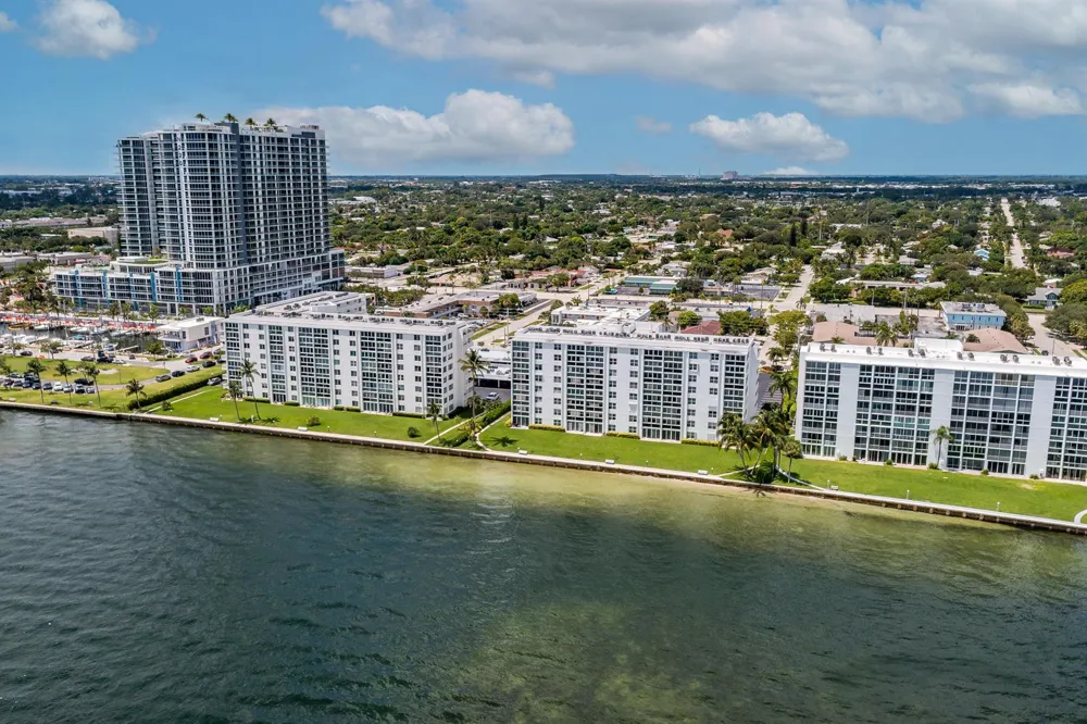 501 LAKE SHORE DRIVE #206 Lake Park, FL 33403