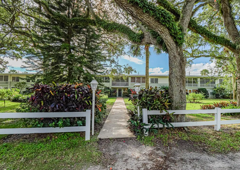 677 ROYAL PALM BOULEVARD #12 Vero Beach, FL 32960