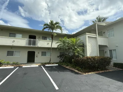578 NE 20th Street #10e