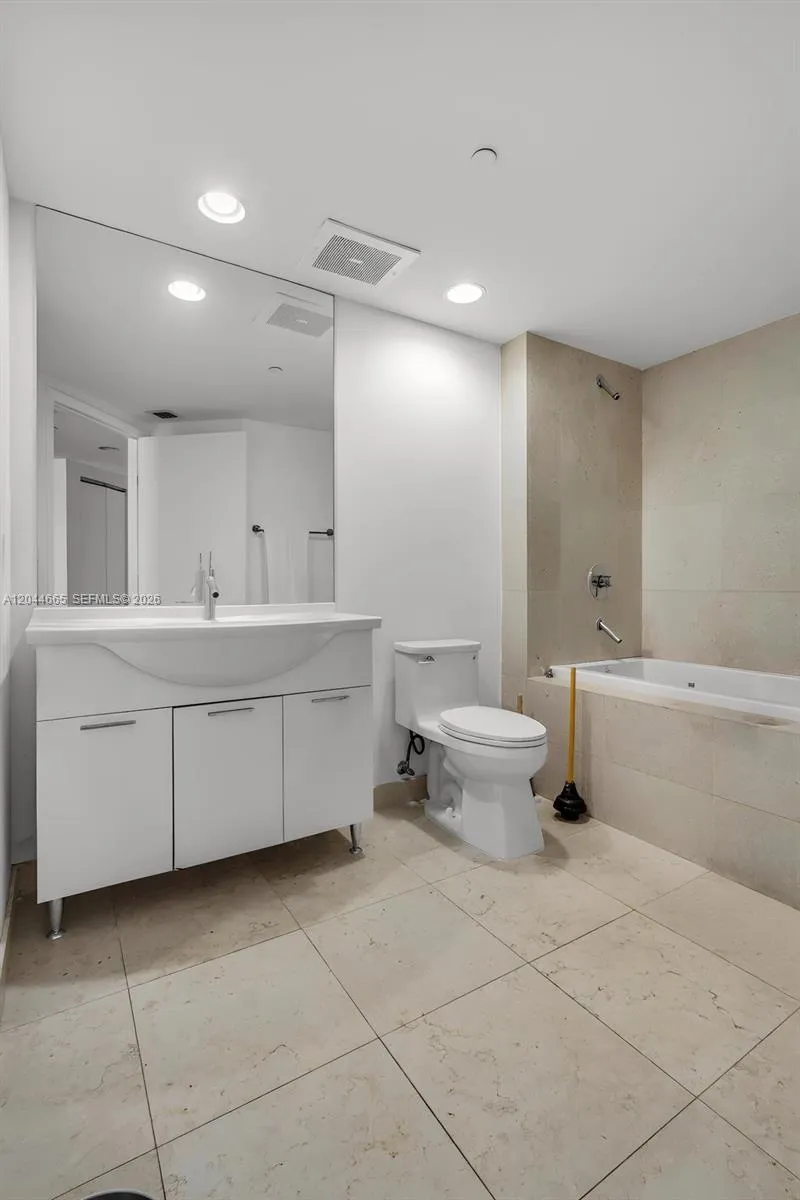 475 Brickell Ave #2508 Miami, FL 33131