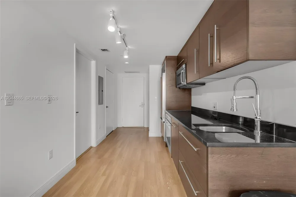475 Brickell Ave #2508 Miami, FL 33131