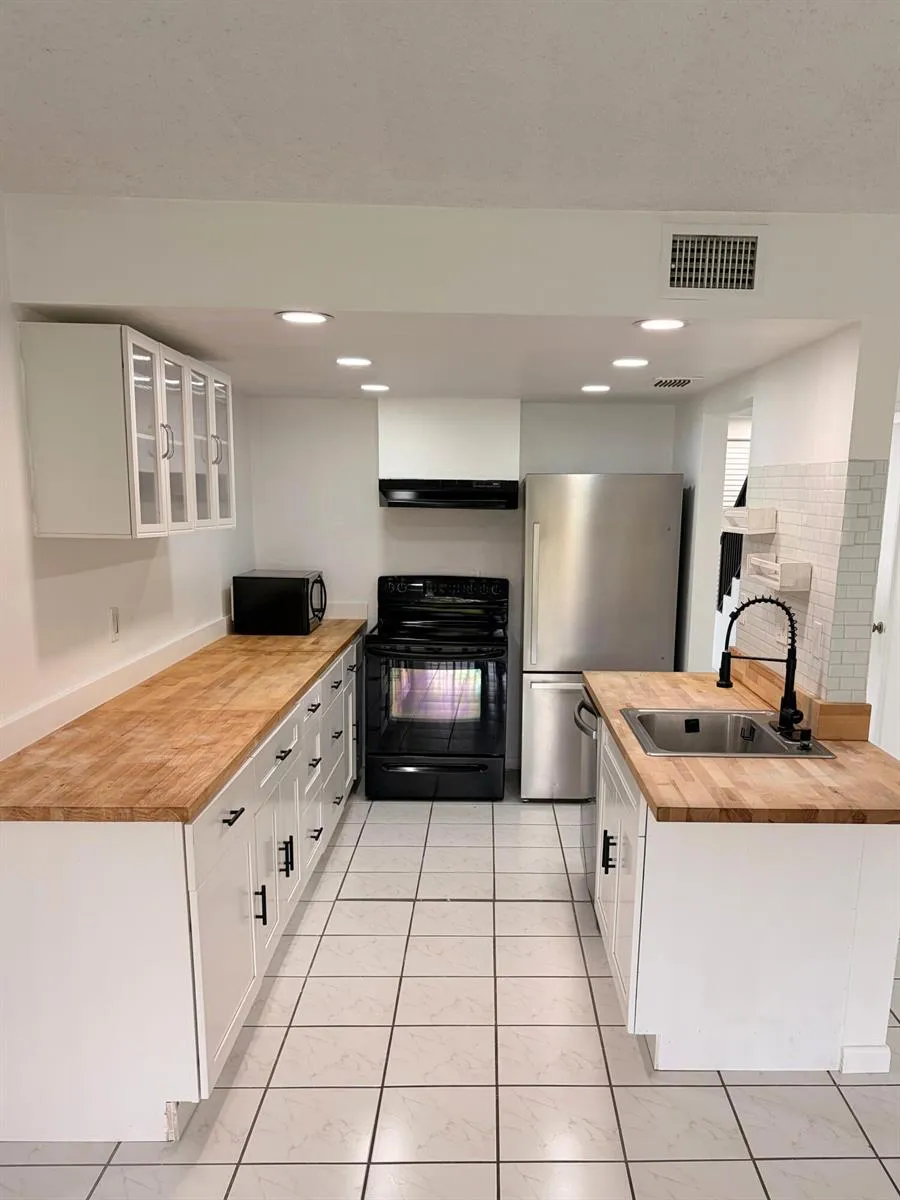 9825 NW 37th Street #5F Sunrise, FL 33351