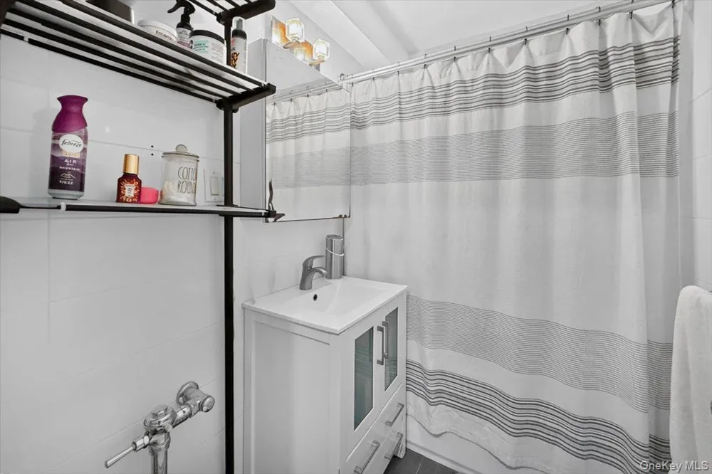 2160 E Tremont Avenue #3B Bronx, NY 10462