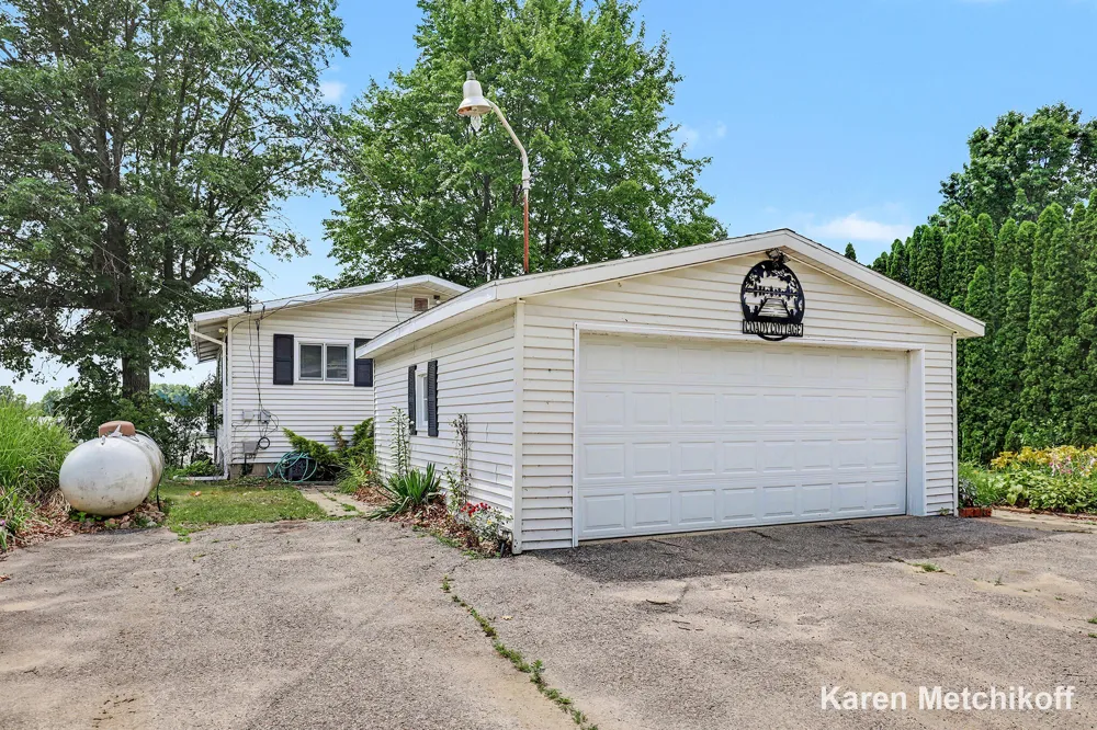 4991 Lakeview Drive Coral, MI 49322