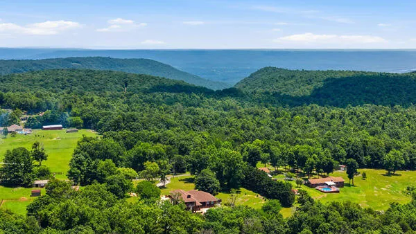 424 Hewgleys Road South Pittsburg, TN 37380