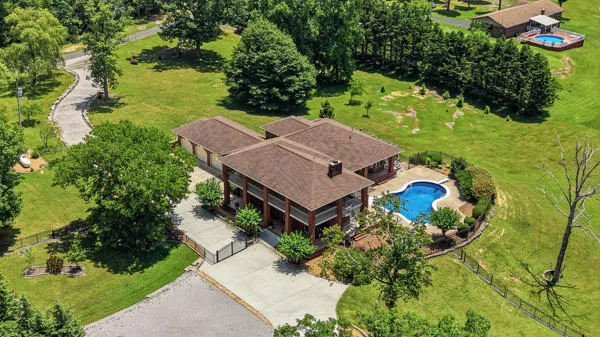 424 Hewgleys Road South Pittsburg, TN 37380