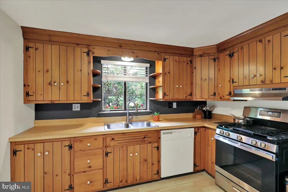 16 JACKSON DRIVE Lancaster, PA 17603