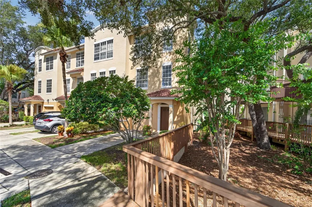 3186 BAYSHORE OAKS DRIVE Tampa, FL 33611