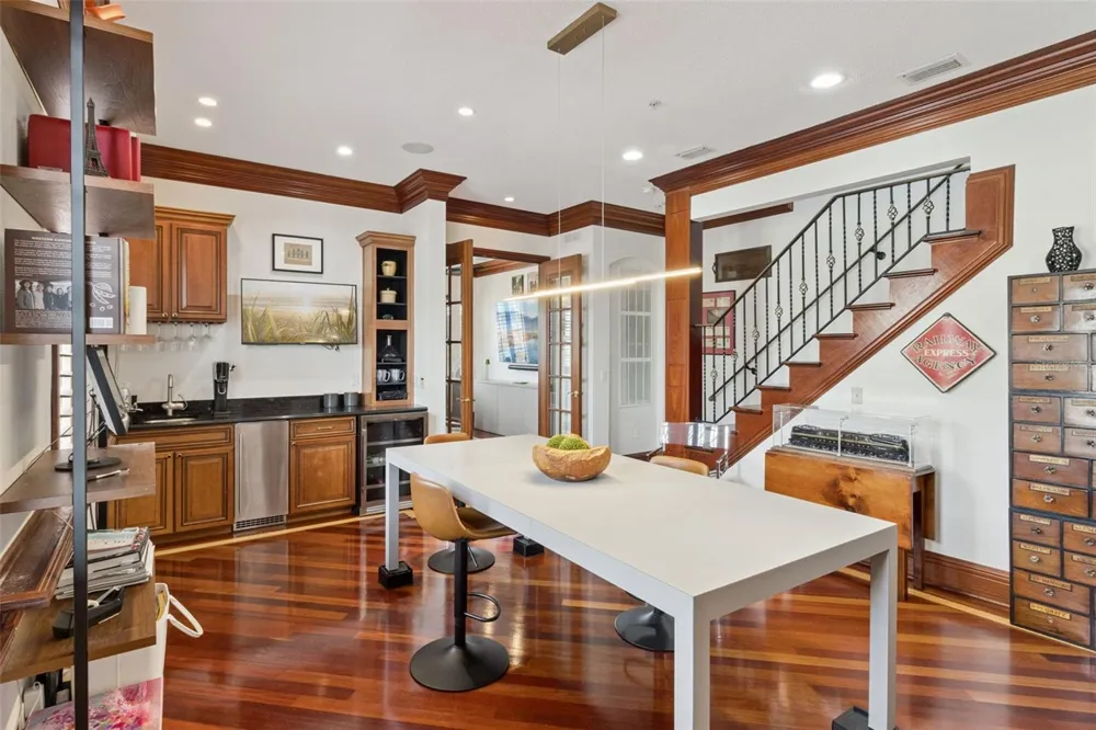 2402 VICTORIA GARDENS LANE Tampa, FL 33609