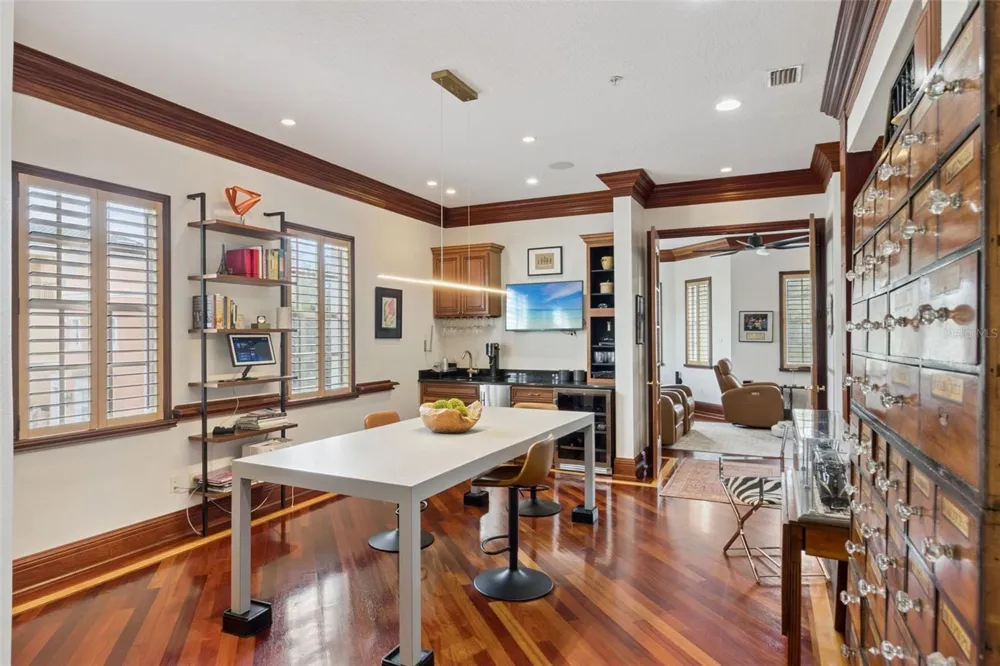 2402 VICTORIA GARDENS LANE Tampa, FL 33609