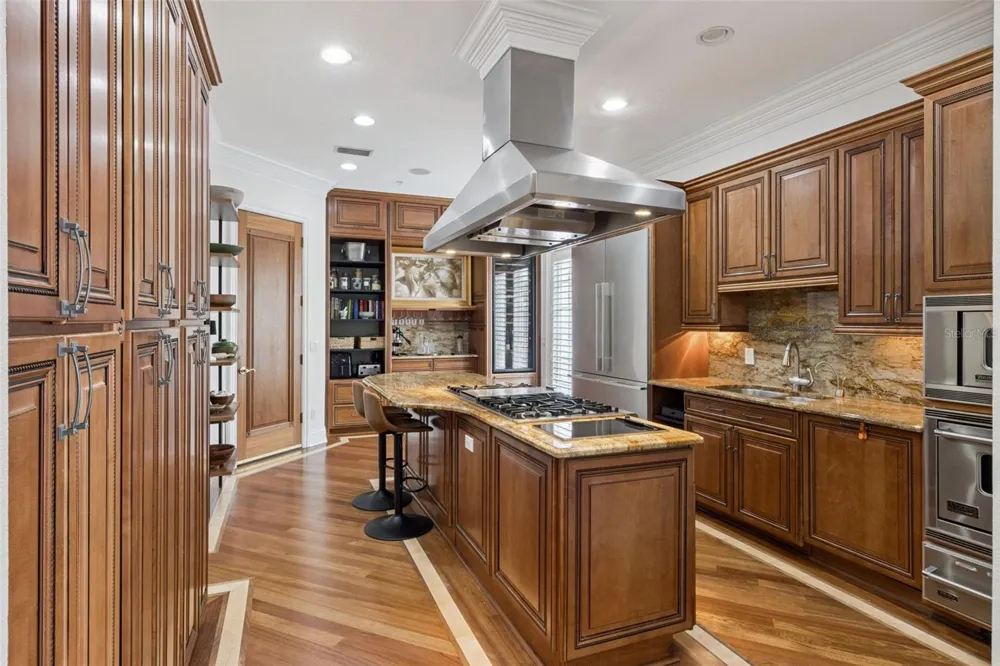 2402 VICTORIA GARDENS LANE Tampa, FL 33609