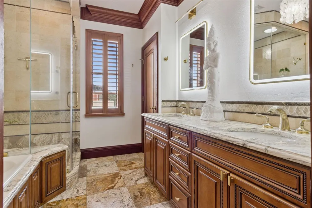 2402 VICTORIA GARDENS LANE Tampa, FL 33609