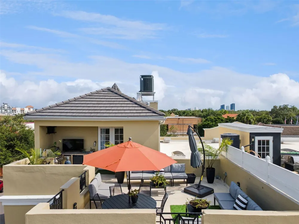 2402 VICTORIA GARDENS LANE Tampa, FL 33609