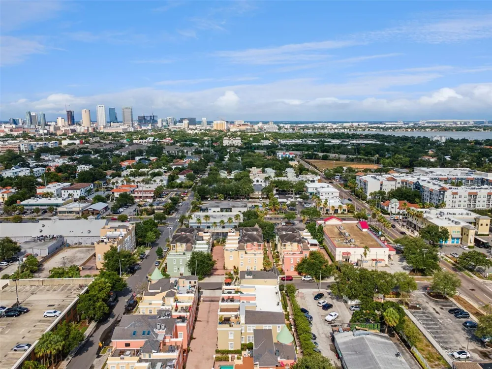 2402 VICTORIA GARDENS LANE Tampa, FL 33609