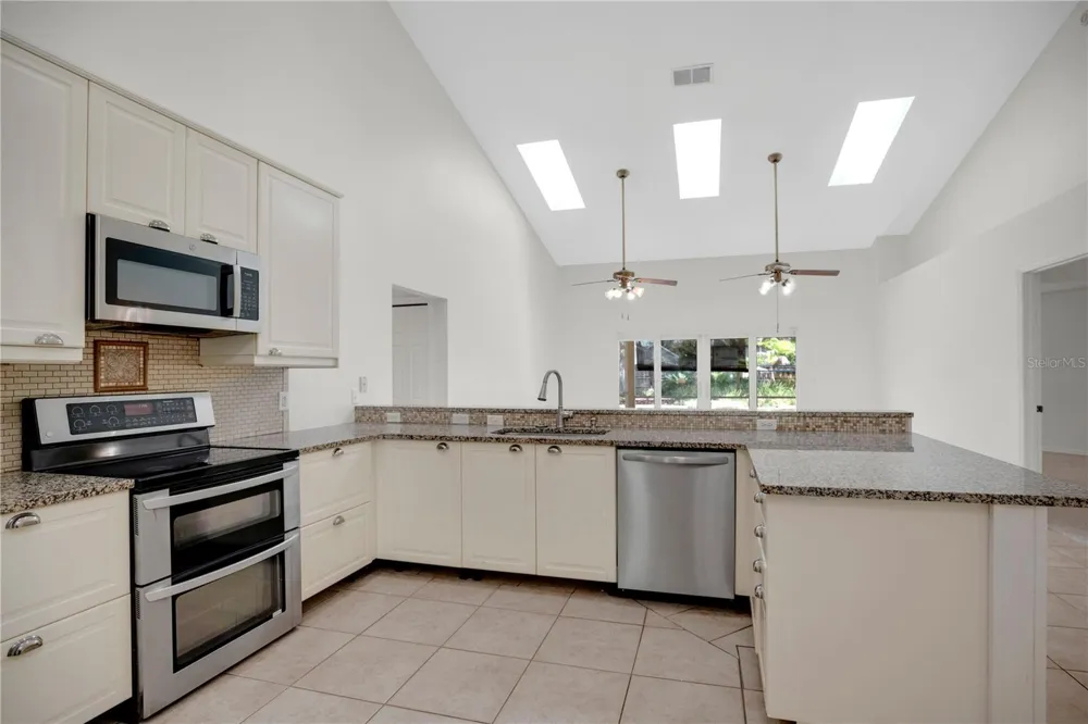 3886 KINGSTON OAKS COVE Oviedo, FL 32765
