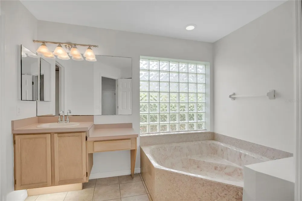 3886 KINGSTON OAKS COVE Oviedo, FL 32765