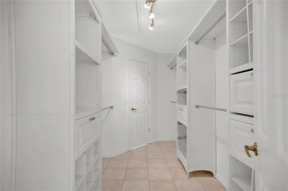 3886 KINGSTON OAKS COVE Oviedo, FL 32765