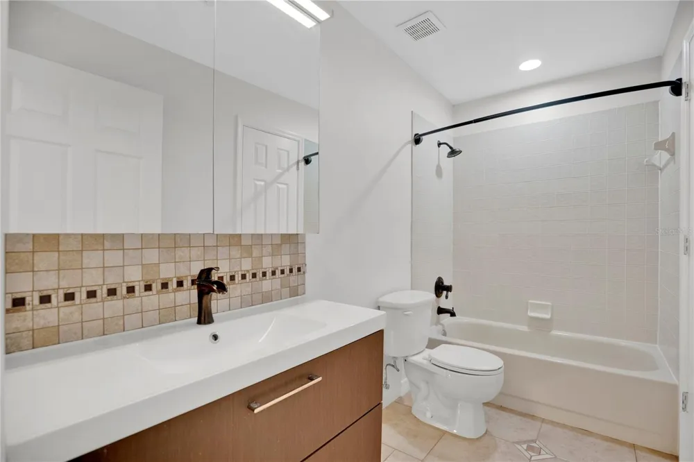 3886 KINGSTON OAKS COVE Oviedo, FL 32765