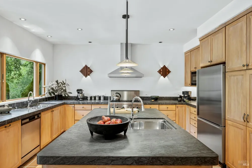 10000 Courtney Drive Kenwood, CA 95452