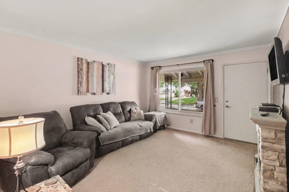 15809 Woodworth Redford, MI 48239
