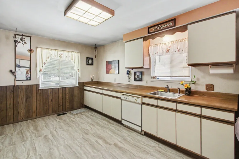 15809 Woodworth Redford, MI 48239
