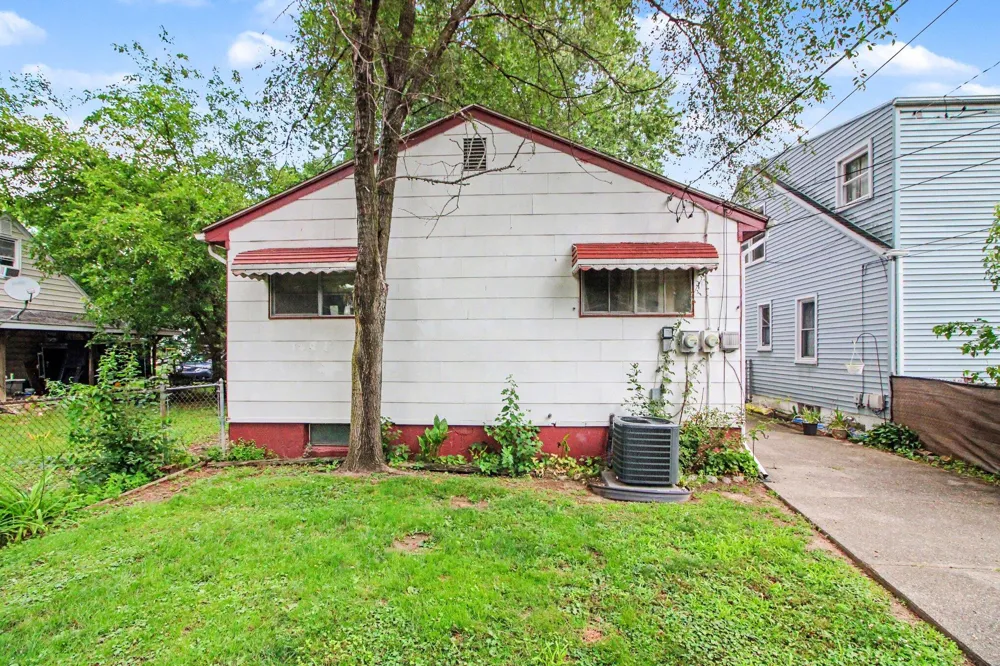 15809 Woodworth Redford, MI 48239