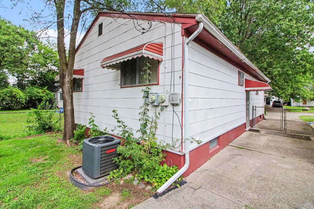15809 Woodworth Redford, MI 48239
