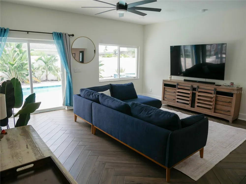 8280 32ND AVENUE St Petersburg, FL 33710