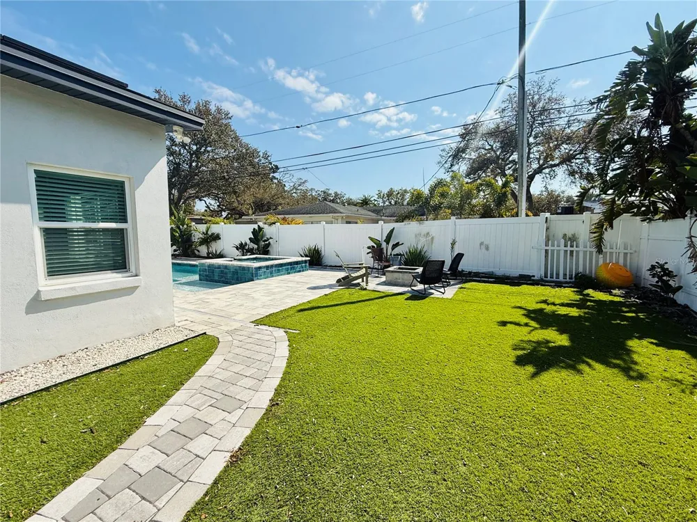 8280 32ND AVENUE St Petersburg, FL 33710