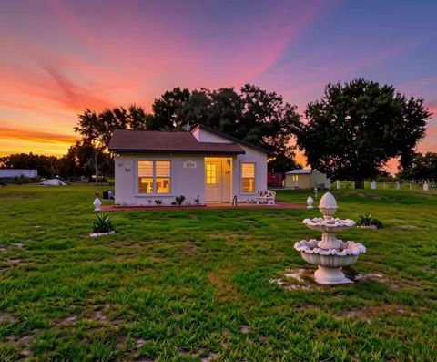 1129 HOPKINS LANE